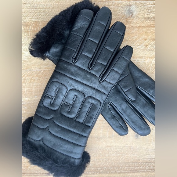 UGG Leather Quilted Logo Tech Glove in Black Size Small - Picture 6 of 7